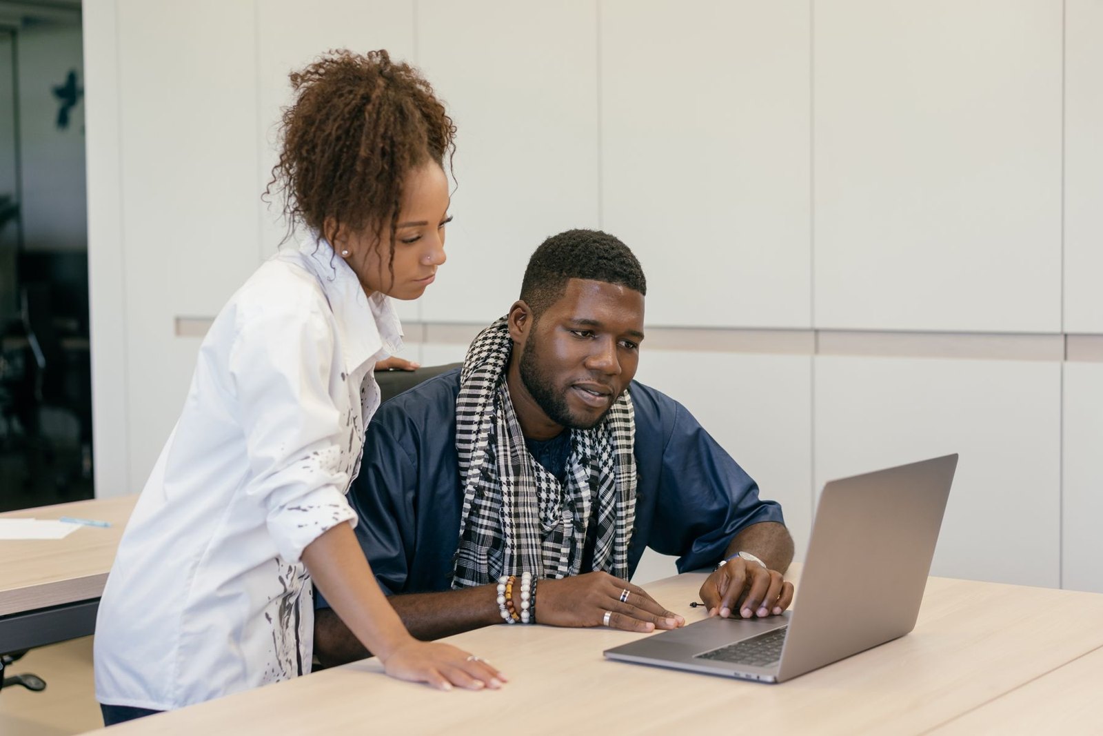 A colleague providing one-to-one guidance